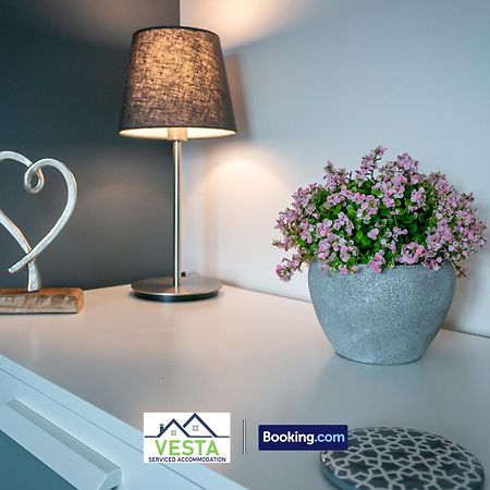 Three Bedroom Apartment By Vesta Serviced Accommodation & Short Lets Hatfield With Free Parking ภายนอก รูปภาพ