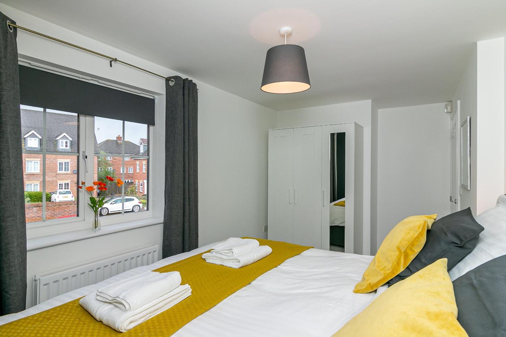 Three Bedroom Apartment By Vesta Serviced Accommodation & Short Lets Hatfield With Free Parking ภายนอก รูปภาพ
