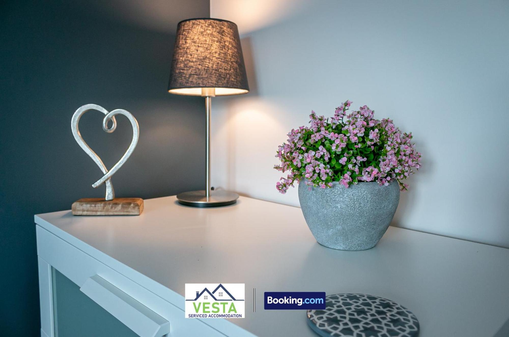 Three Bedroom Apartment By Vesta Serviced Accommodation & Short Lets Hatfield With Free Parking ภายนอก รูปภาพ