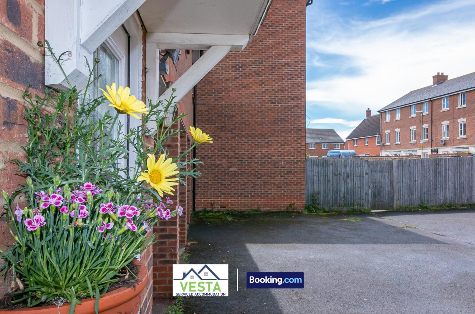 Three Bedroom Apartment By Vesta Serviced Accommodation & Short Lets Hatfield With Free Parking ภายนอก รูปภาพ