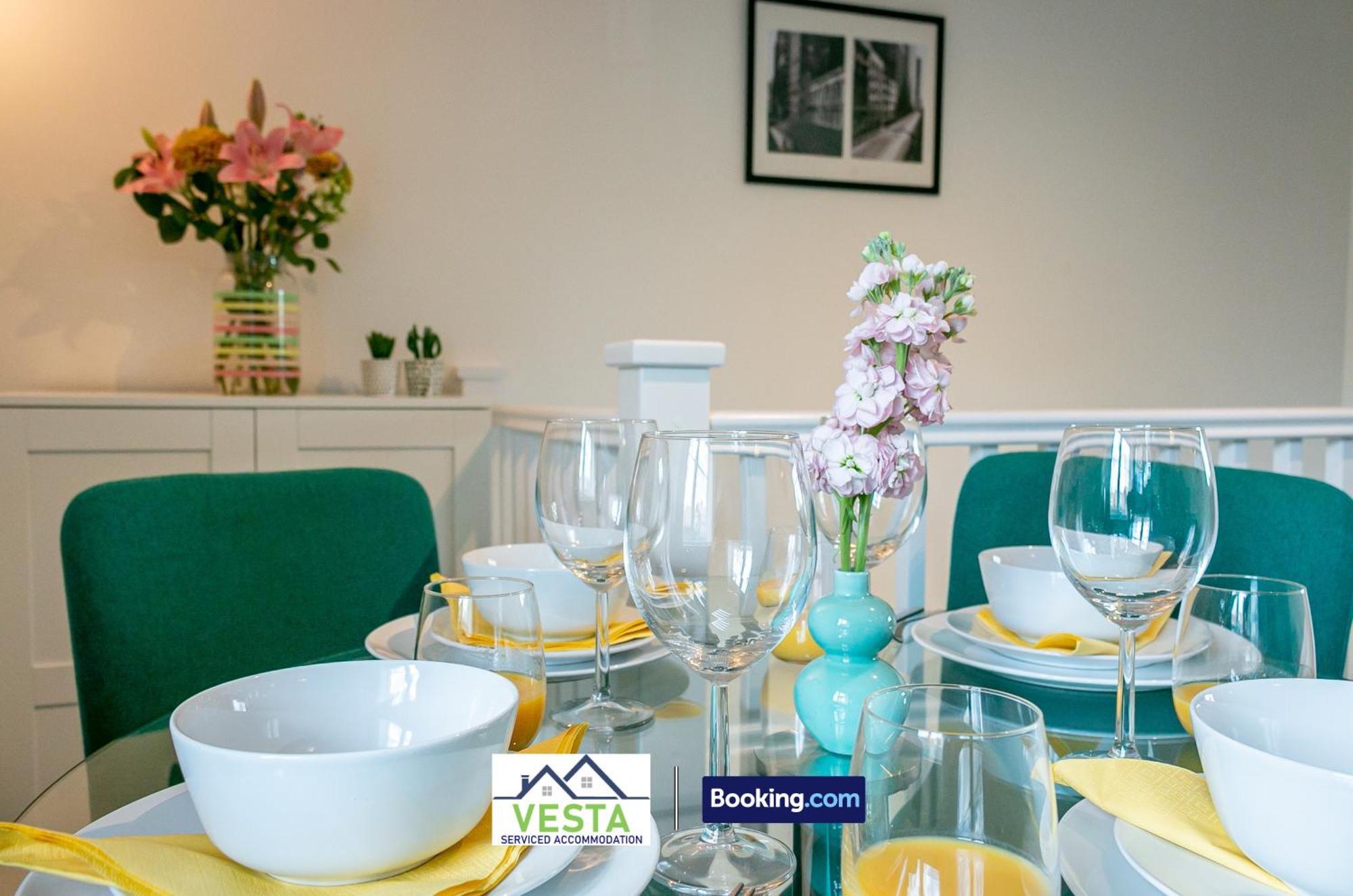 Three Bedroom Apartment By Vesta Serviced Accommodation & Short Lets Hatfield With Free Parking ภายนอก รูปภาพ
