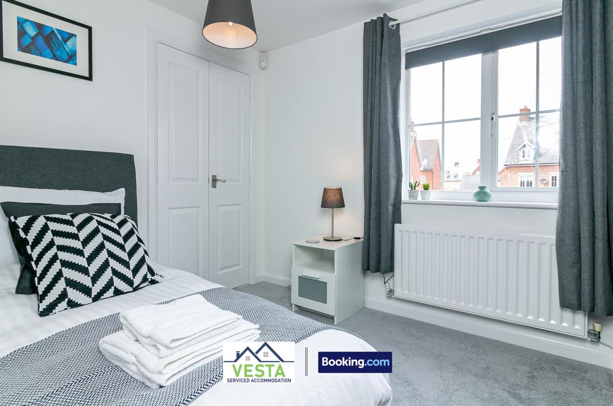 Three Bedroom Apartment By Vesta Serviced Accommodation & Short Lets Hatfield With Free Parking ภายนอก รูปภาพ