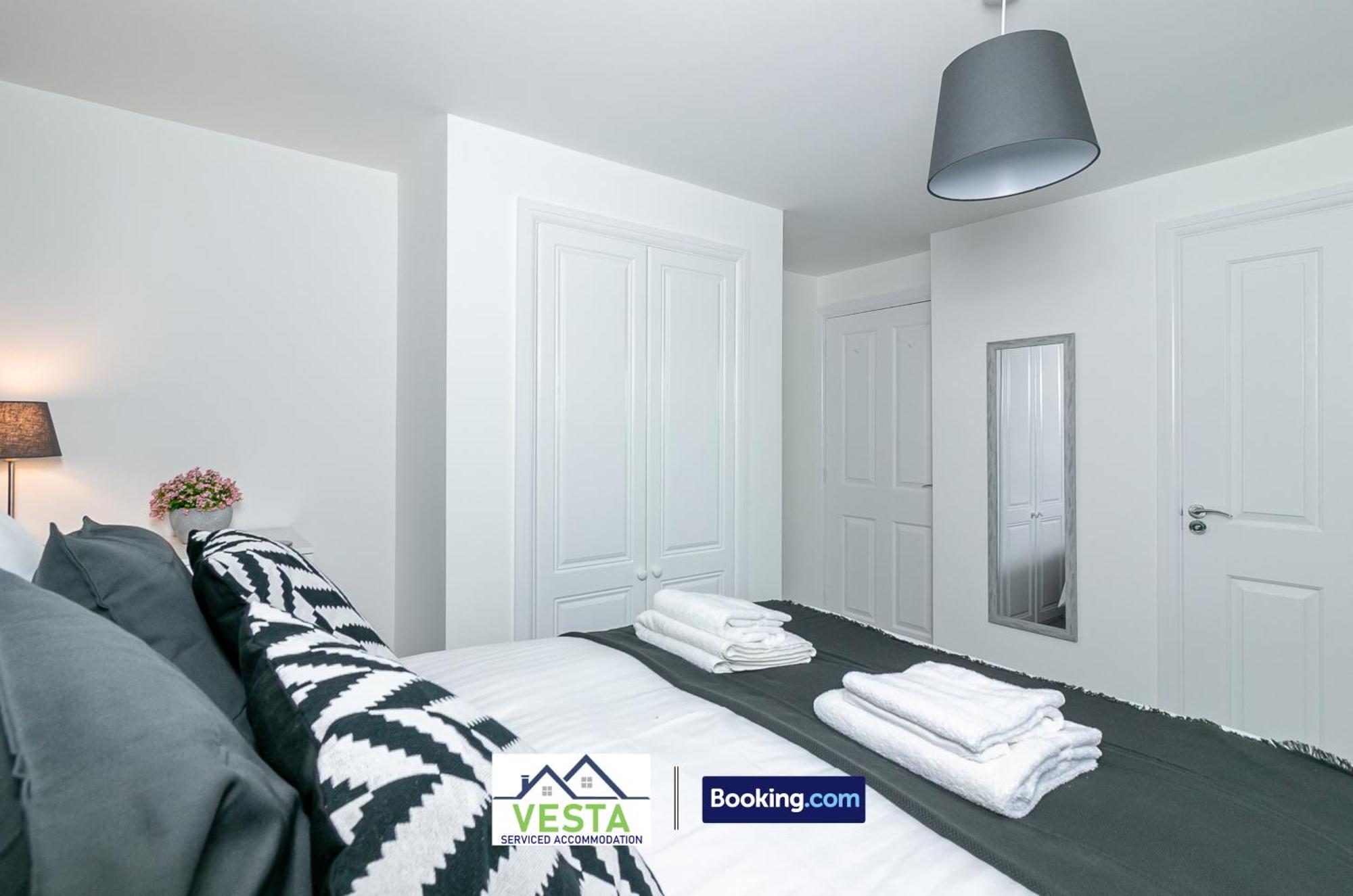 Three Bedroom Apartment By Vesta Serviced Accommodation & Short Lets Hatfield With Free Parking ภายนอก รูปภาพ