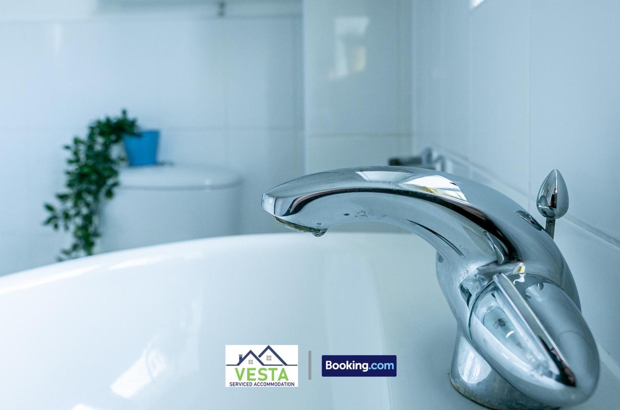Three Bedroom Apartment By Vesta Serviced Accommodation & Short Lets Hatfield With Free Parking ภายนอก รูปภาพ