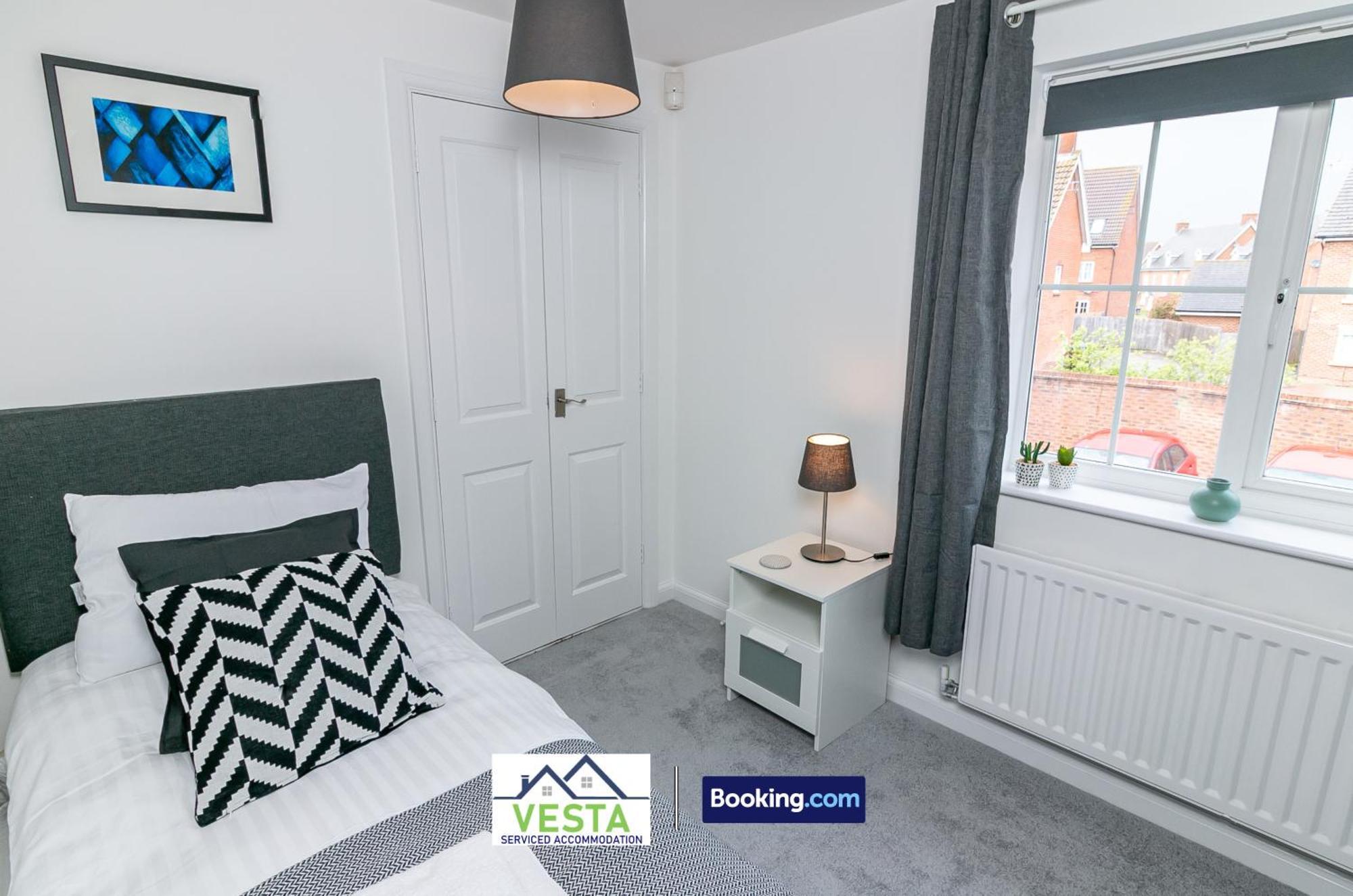 Three Bedroom Apartment By Vesta Serviced Accommodation & Short Lets Hatfield With Free Parking ภายนอก รูปภาพ
