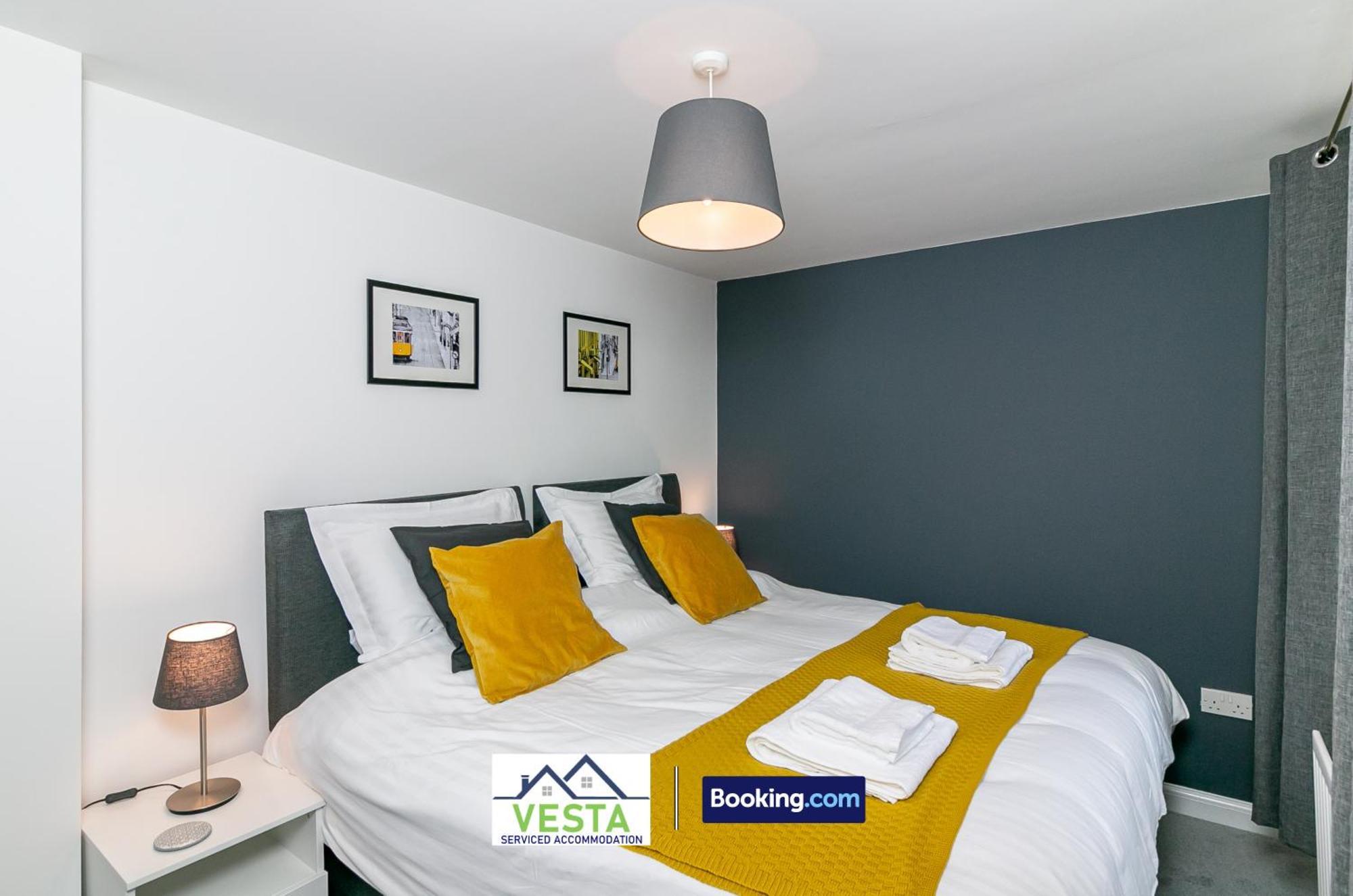 Three Bedroom Apartment By Vesta Serviced Accommodation & Short Lets Hatfield With Free Parking ภายนอก รูปภาพ