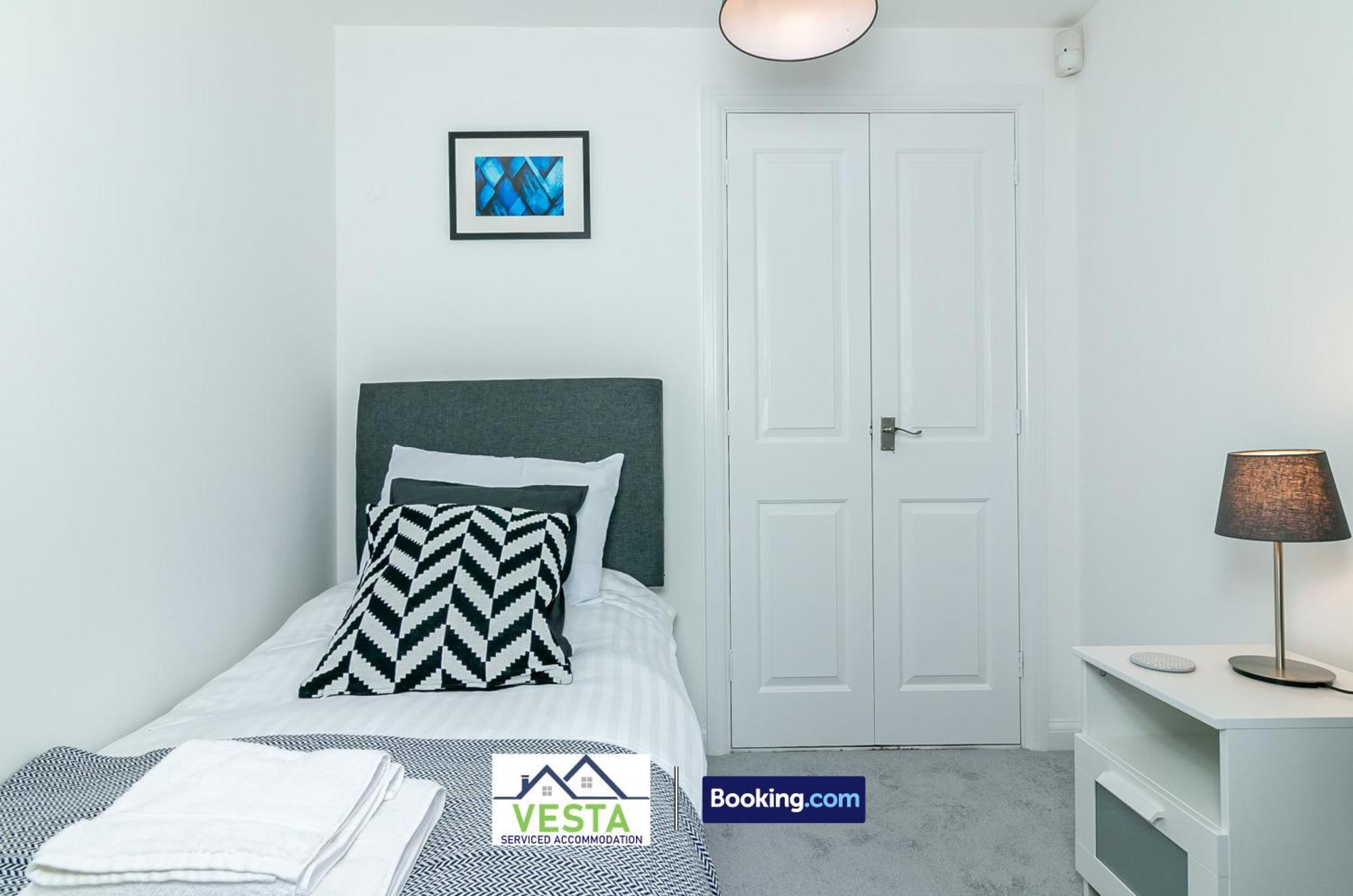 Three Bedroom Apartment By Vesta Serviced Accommodation & Short Lets Hatfield With Free Parking ภายนอก รูปภาพ